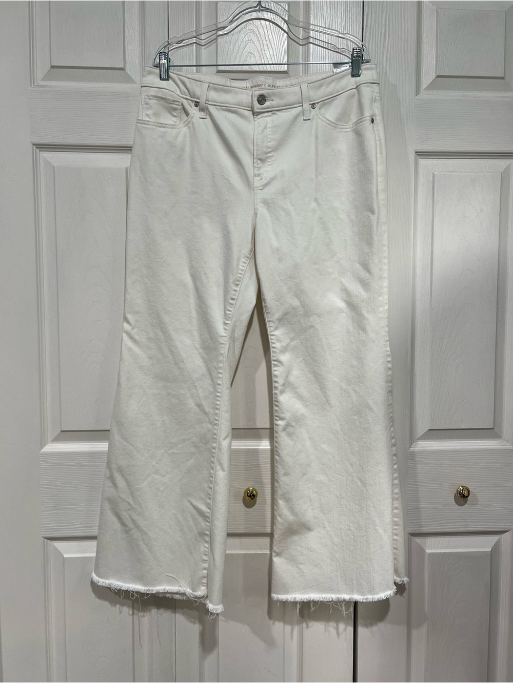 💙 Chico’s SO Slimming Girlfriend Flare Raw Hem White Denim Jeans - 14 (01457)